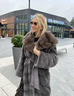 Шуба норковая с капюшоном из меха куницы в цвете графит грей