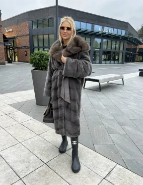 Шуба норковая с капюшоном из меха куницы в цвете графит грей