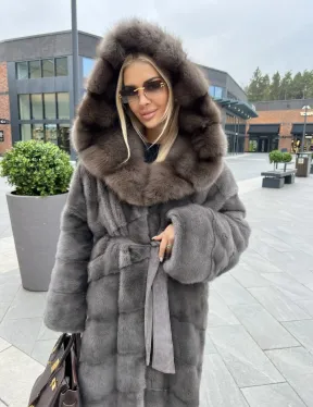Шуба норковая с капюшоном из меха куницы в цвете графит грей