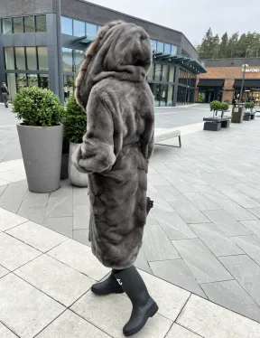 Шуба норковая с капюшоном из меха куницы в цвете графит грей