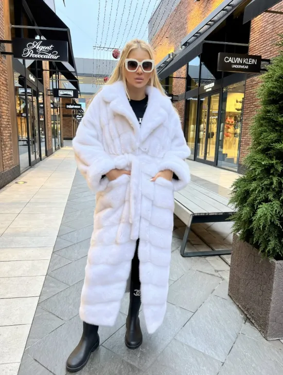 Удлиненная шуба из меха датской норки в цвете паломино