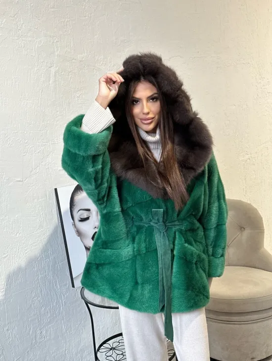 Норковое пончо с капюшоном в цвете изумруд