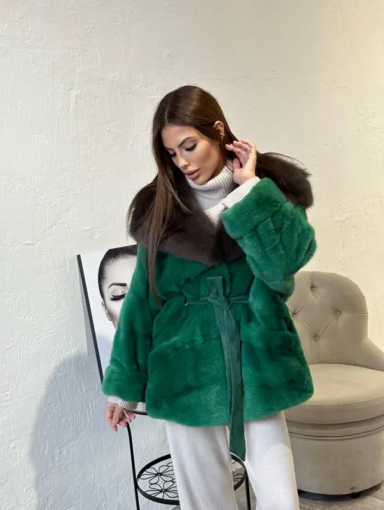 Норковое пончо с капюшоном в цвете изумруд
