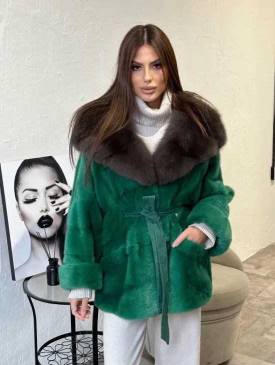 Норковое пончо с капюшоном в цвете изумруд