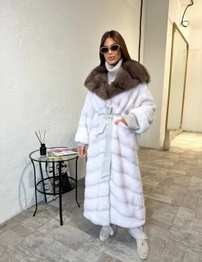 Шуба из плюшевой норки Velvet с капюшоном из меха куницы - цвет белый