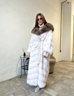 Шуба из плюшевой норки Velvet с капюшоном из меха куницы - цвет белый