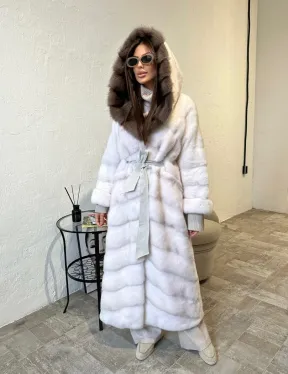 Шуба из плюшевой норки Velvet с капюшоном из меха куницы - цвет белый