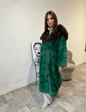 Шуба норковая с капюшоном из меха куницы — цвет изумруд