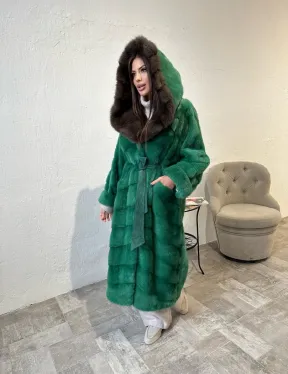 Шуба норковая с капюшоном из меха куницы — цвет изумруд