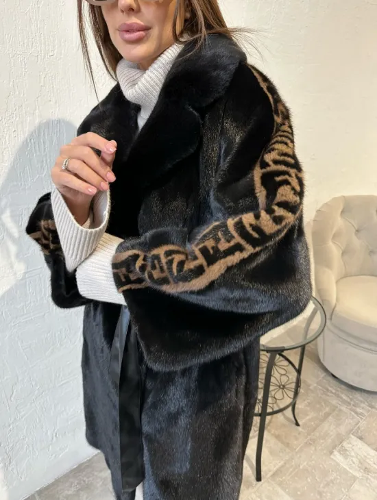 Черная плюшевая норковая шуба с принтом на рукавах