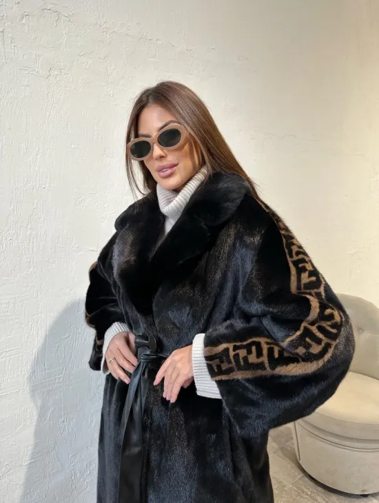 Черная плюшевая норковая шуба с принтом на рукавах