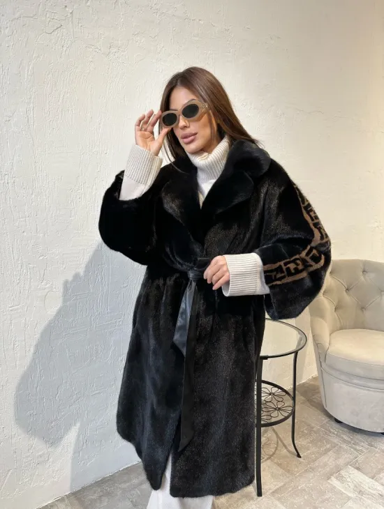 Черная плюшевая норковая шуба с принтом на рукавах