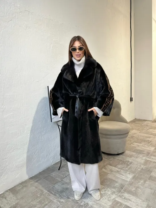 Черная плюшевая норковая шуба с принтом на рукавах