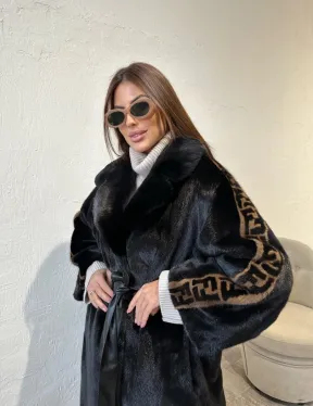 Черная плюшевая норковая шуба с принтом на рукавах