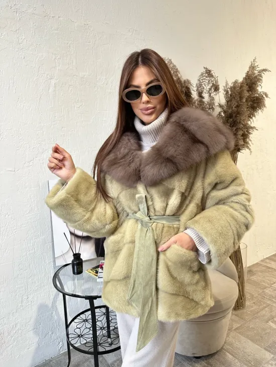 Куртка из меха норки с капюшоном  - цвет фисташка