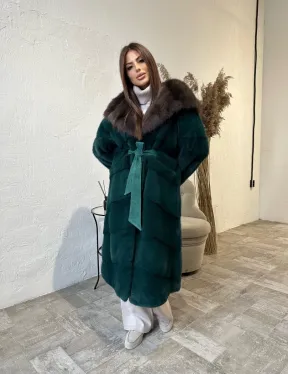 Шуба из плюшевой норки с капюшоном из меха куницы в цвете темный изумруд