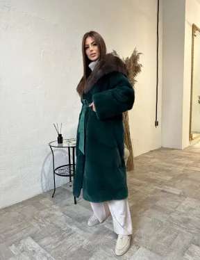 Шуба из плюшевой норки с капюшоном из меха куницы в цвете темный изумруд