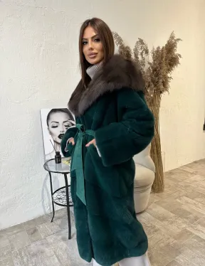 Шуба из плюшевой норки с капюшоном из меха куницы в цвете темный изумруд