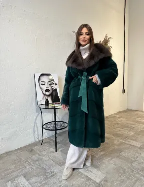 Шуба из плюшевой норки с капюшоном из меха куницы в цвете темный изумруд