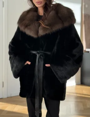 шуба из норки с капюшоном из меха куницы