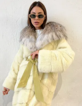 Шуба норковая с капюшоном из меха рыси - бледно-желтый цвет
