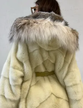 Шуба норковая с капюшоном из меха рыси - бледно-желтый цвет