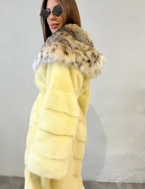 Шуба норковая с капюшоном из меха рыси в лимонном цвете