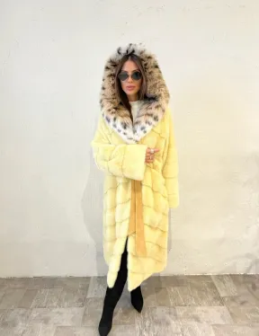Шуба норковая с капюшоном из меха рыси в лимонном цвете