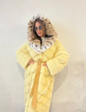 Шуба норковая с капюшоном из меха рыси в лимонном цвете