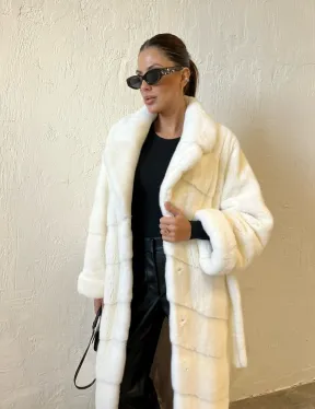 Белая шуба из плюшевой норки с английским воротником