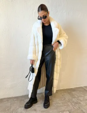 Белая шуба из плюшевой норки с английским воротником