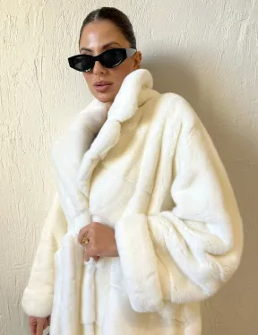 Белая шуба из плюшевой норки с английским воротником