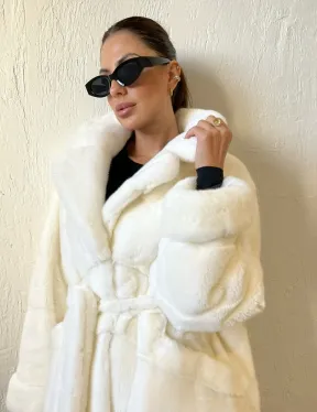 Белая шуба из плюшевой норки с английским воротником