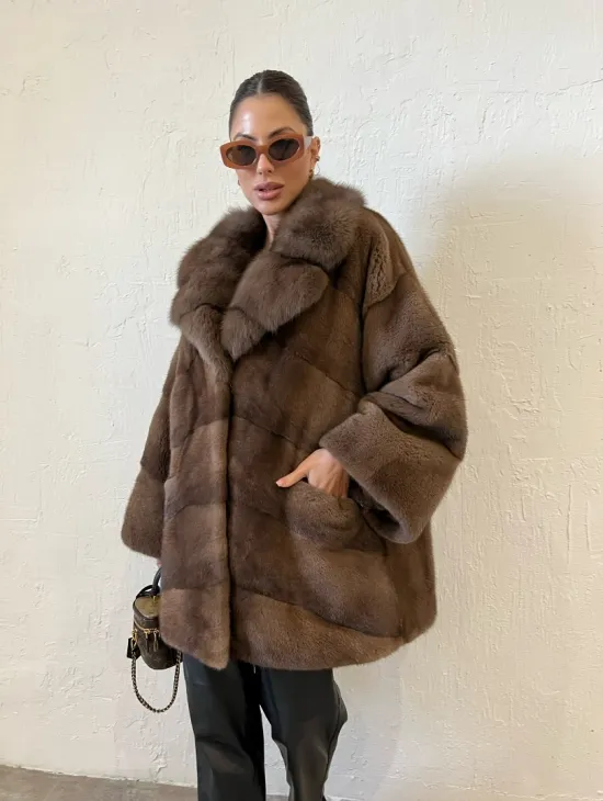 Короткая шуба в цвете соболь с воротником из меха куницы