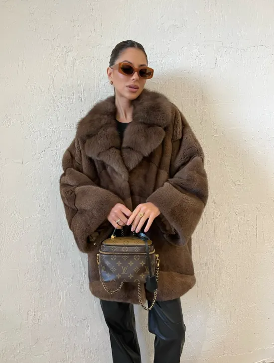 Короткая шуба в цвете соболь с воротником из меха куницы