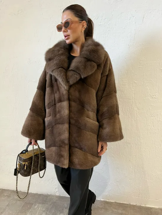 Короткая шуба в цвете соболь с воротником из меха куницы
