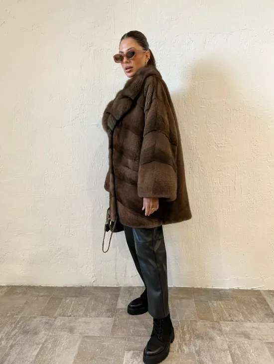 Короткая шуба в цвете соболь с воротником из меха куницы