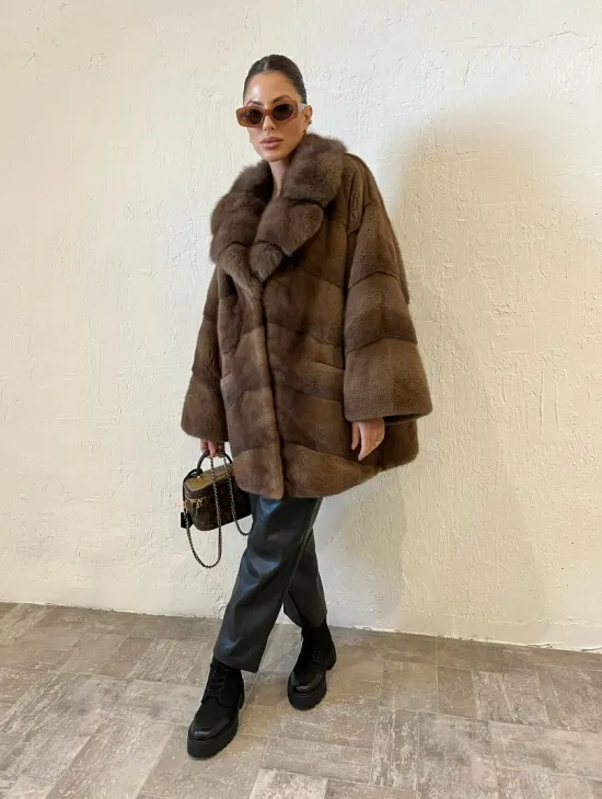 Короткая шуба в цвете соболь с воротником из меха куницы