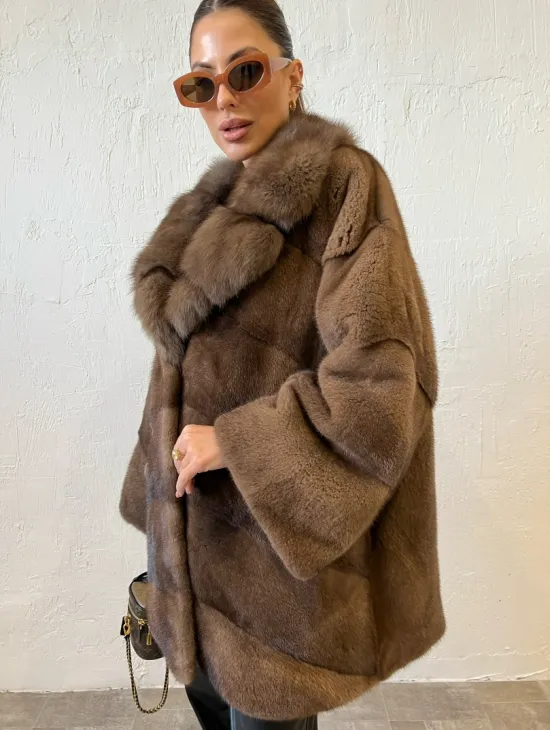 Короткая шуба в цвете соболь с воротником из меха куницы