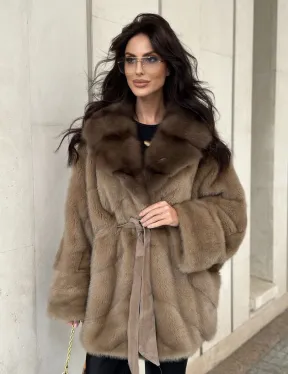 Короткая шуба из меха норки с воротником куница - цвет пастель