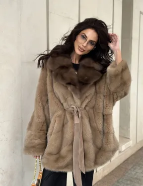 Короткая шуба из меха норки с воротником куница - цвет пастель