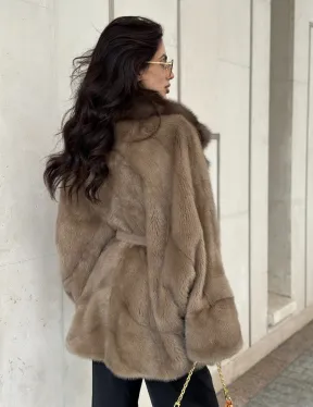 Короткая шуба из меха норки с воротником куница - цвет пастель