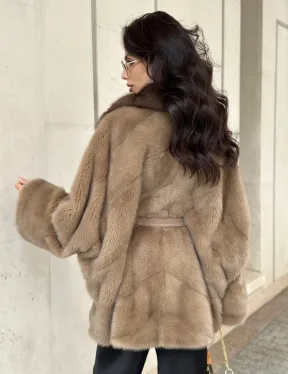 Короткая шуба из меха норки с воротником куница - цвет пастель