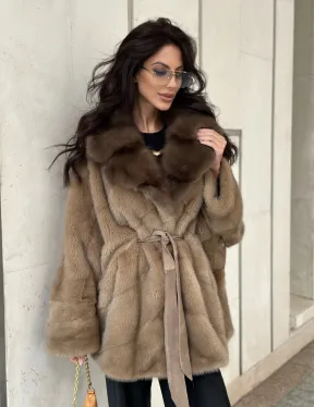 Короткая шуба из меха норки с воротником куница - цвет пастель