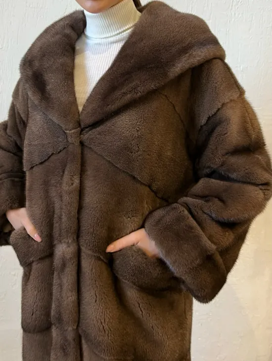 Шуба из меха норки с капюшоном - цвет соболь