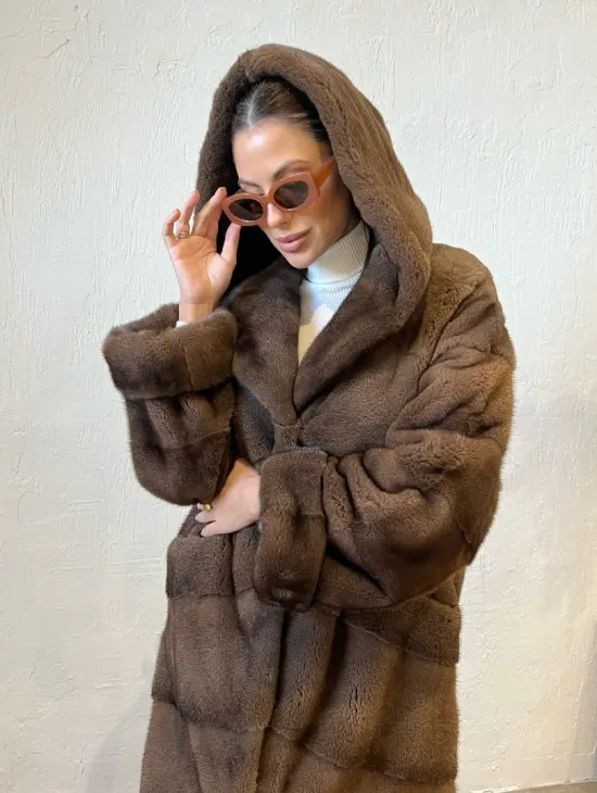 Шуба из меха норки с капюшоном - цвет соболь