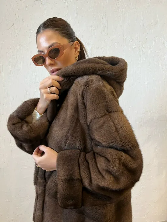 Шуба из меха норки с капюшоном - цвет соболь