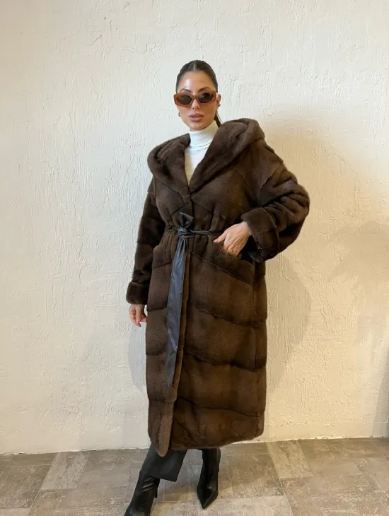 Шуба из меха норки с капюшоном - цвет соболь