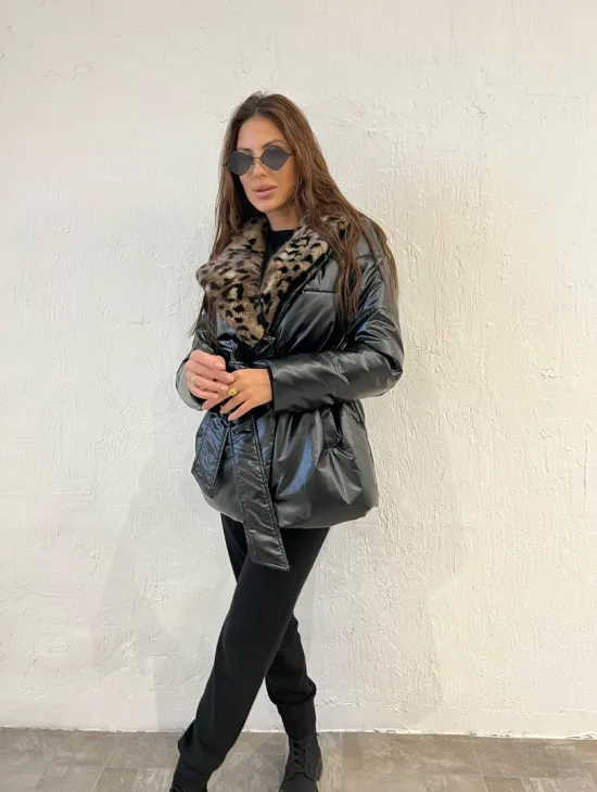 Пуховик с мехом норки в анималистическом принте