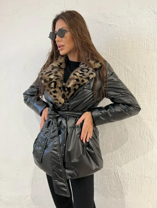 Пуховик с мехом норки в анималистическом принте